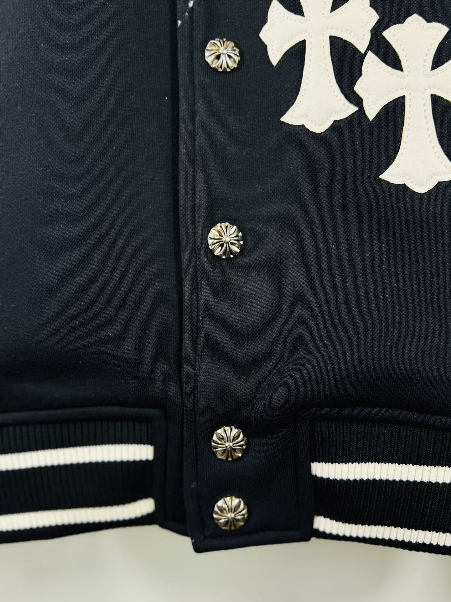 P520 top version 🐮 Real shot without P, ​​different from market products] Chrome Hearts 🍁Winter clothing is coming🍁 Sanskrit cross woolen leather sleeves spliced ​​baseball embroidered cotton jacket, heavy embroidery ➕ both sleeves and whole leather, counter synchronization, heavy industry! ! Customized version of thickened woolen fabric, silk lining, customized version of hardware, not the ordinary version on the market! ! Recommended color: wool with leather Style number: 25-361 Code number: S, M, L, XL